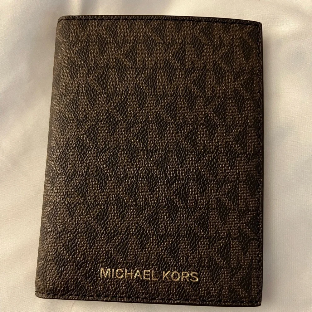 Michael Kors Jet Set Travel Passport Case wallet MK Signature Brown / Acorn EUC